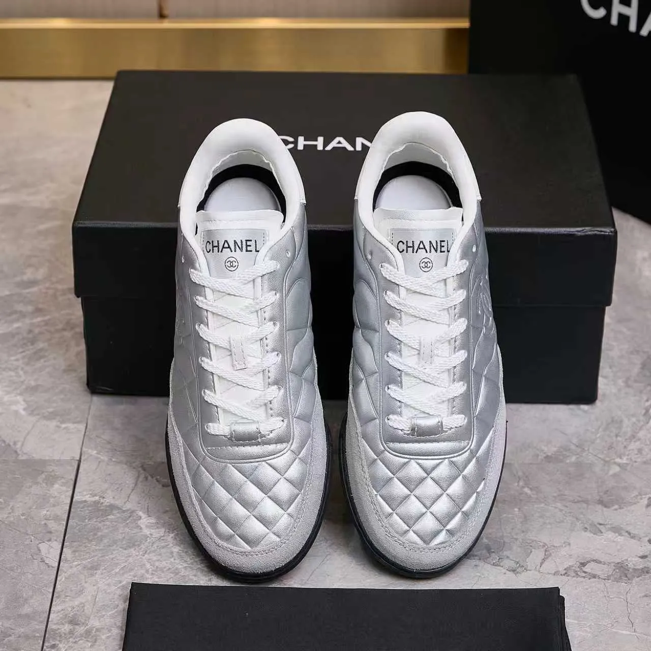 p560 Chanel Chanel - 2025 counter top casual sports shoes This classic design; the upper is electro-embroidered with a variety of craftsmanship; the outsole is fashionable and sporty; the extraordinary inclusion of a variety of color matching elements... The diversified mix and match is very beautiful and versatile, casual, fashionable, sports and outdoor can be taken into account... ꫛꫀꪝ Go➫ Materials: ❶Upper made of: Original imported mixed-breed sheep + craftsmanship ❷Inner uses: Original imported breathable sheepskin ❸ Outsole based on: Original TPU outsole Counter boutique packaging complete set Female 35–41 Male 39-45